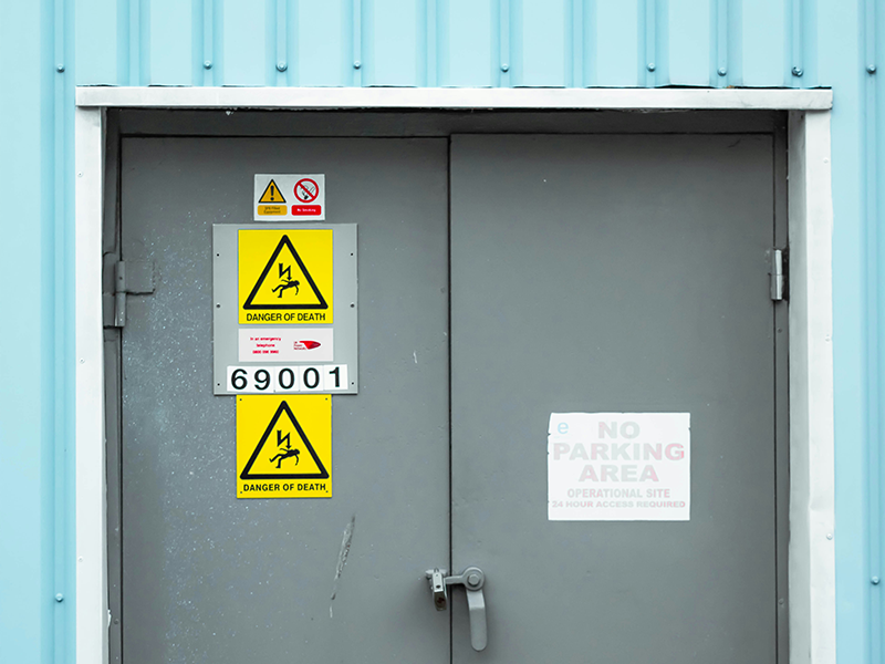 Achtung Schilder bei Türeingang