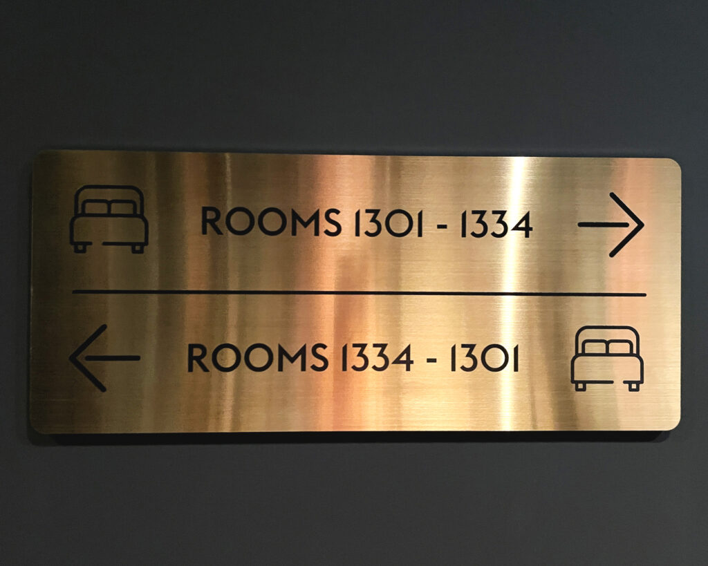 Rooms Hotel Schilder Gold